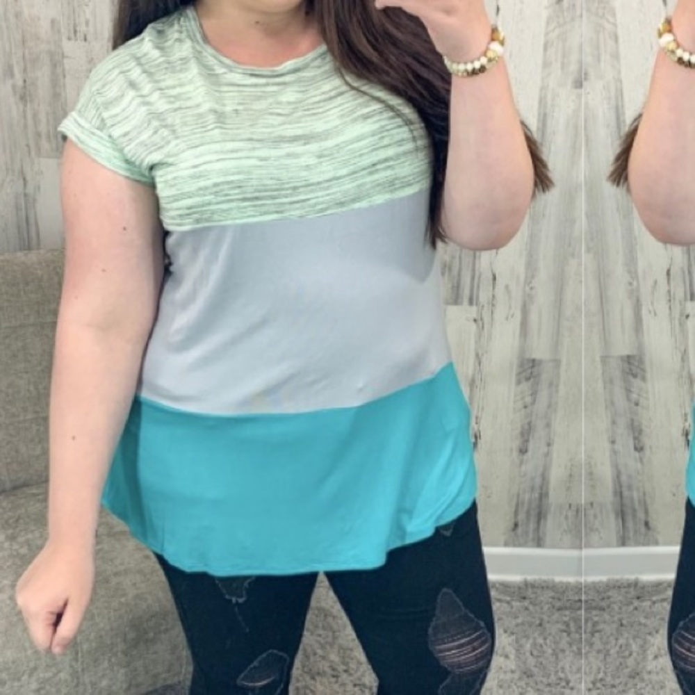 ✅Mint color block t-shirt.
